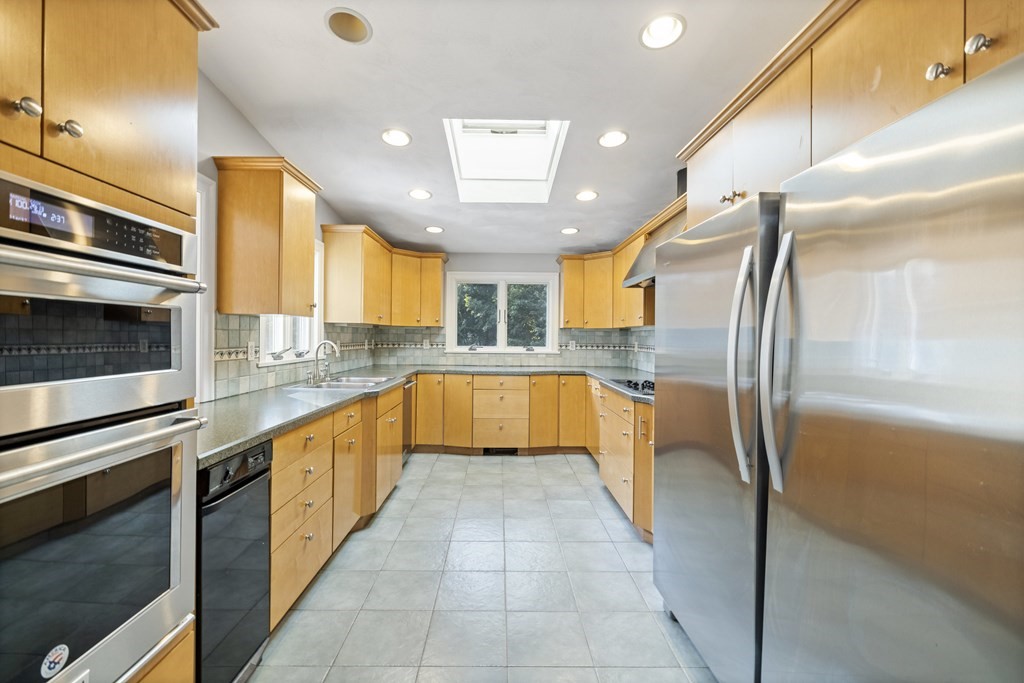 4 Hampton Road Stoneham, MA 02180 - Photo 9 of 41 Gallery Image 9