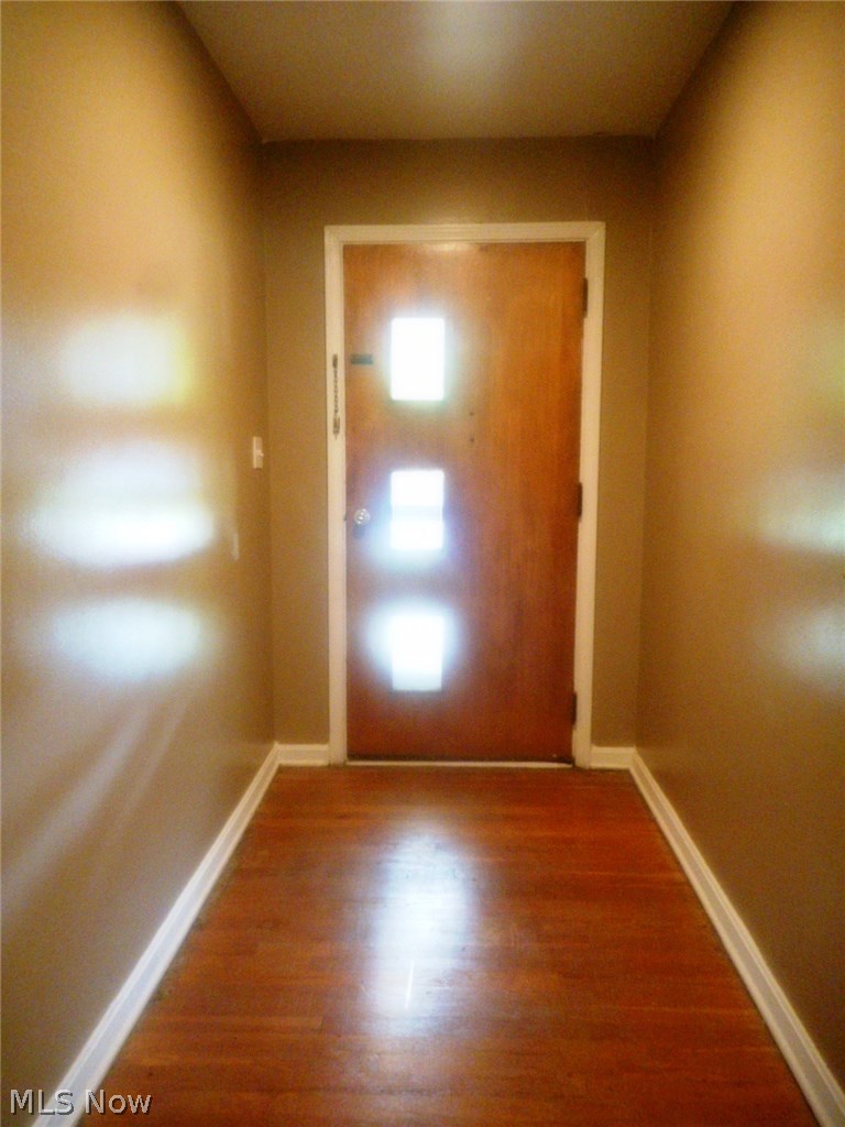 908 Jacoby Road Akron, OH 44321 - Photo 11 of 24 The foyer welcomes you into the home and has oak floors.