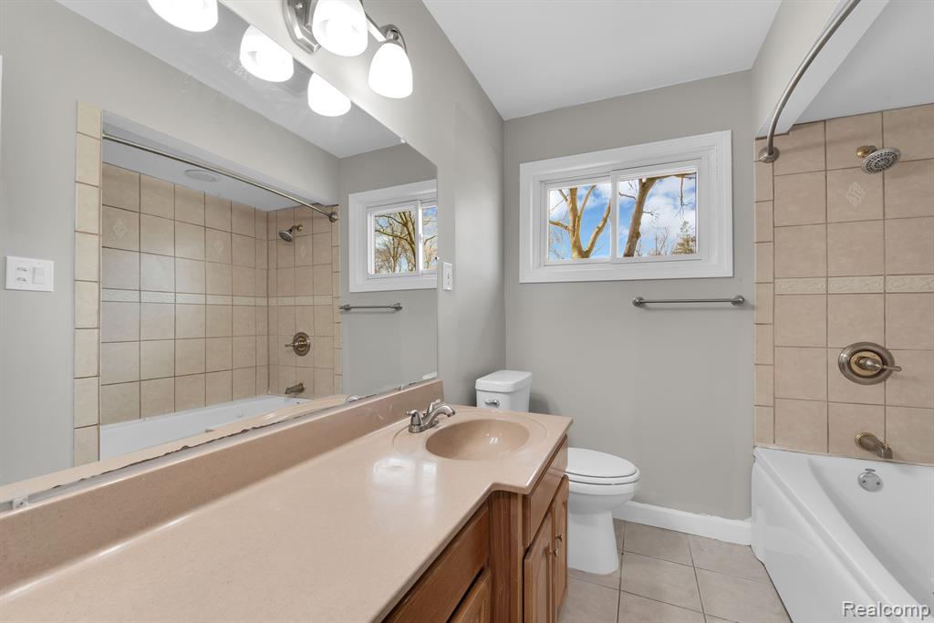 28390 New Castle Road Farmington, MI 48331 - Photo 28 of 37