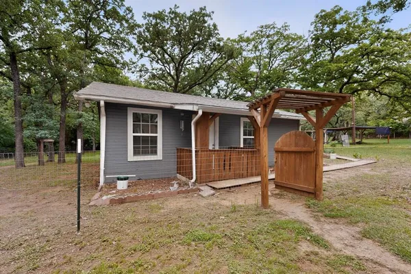 $1,300 | 5011 Briar Patch Lane, Burleson, TX 76028