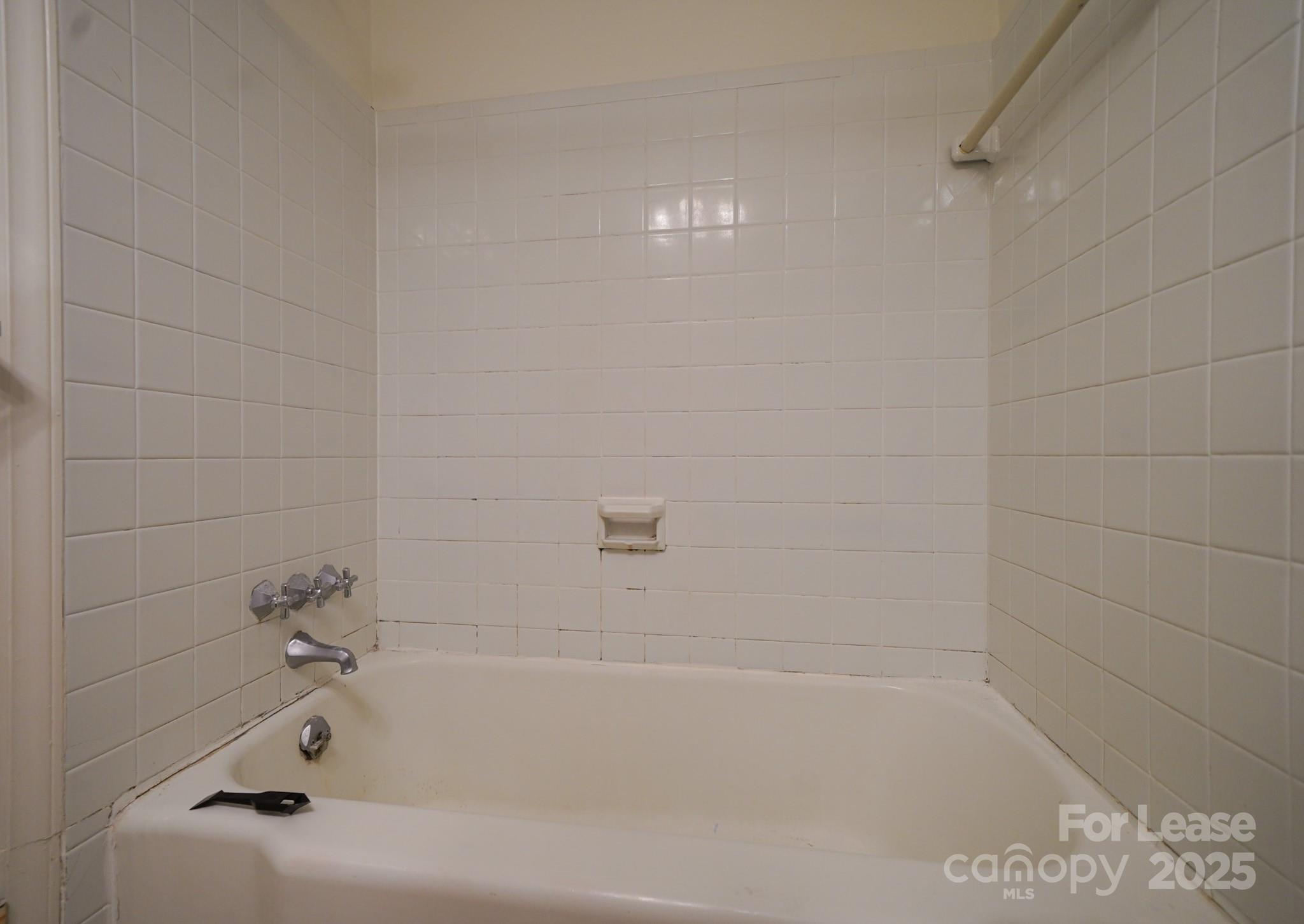 179 North Canterbury Road Charlotte, NC 28211 - Photo 14 of 15 a bathroom with a bathtub