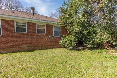 1714 Club Road, Unit 6 Charlotte, NC 28205 - Photo 14 of 14 a view of a backyard with plants and large tree