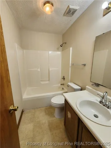 a view of empty room with a ceiling fan