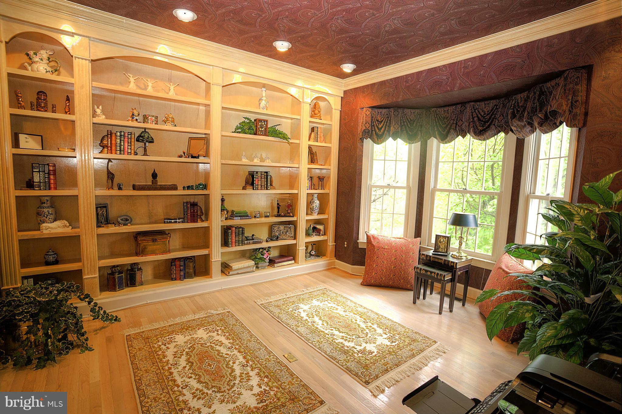 8154 Ridge Creek Way Springfield, VA 22153 - Photo 14 of 30 Spacious library/office with builtins