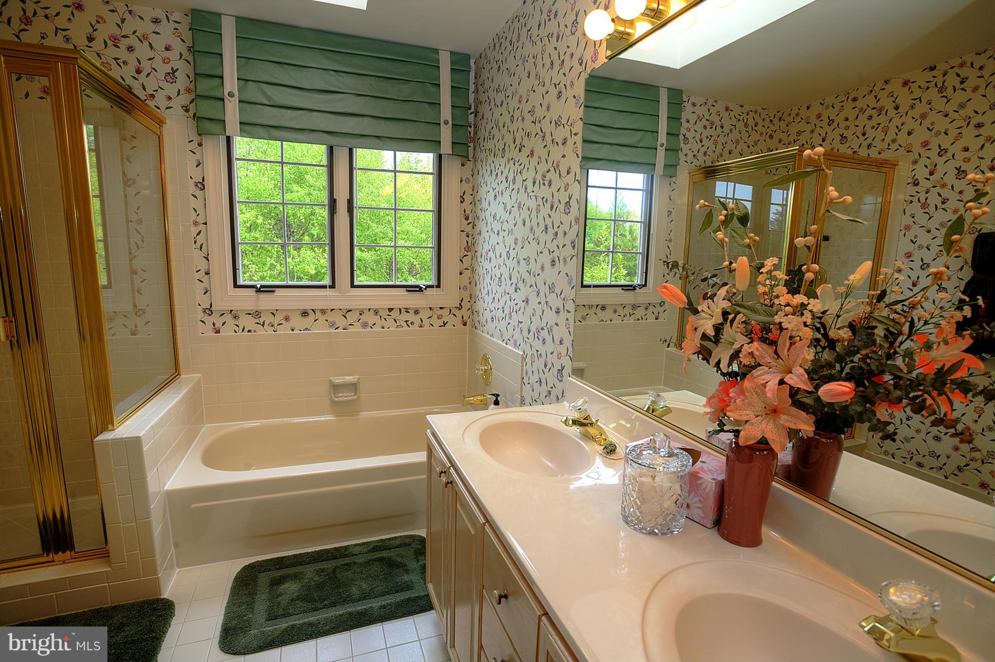 8154 Ridge Creek Way Springfield, VA 22153 - Photo 22 of 30 Full bath #2, off upper level hallway
