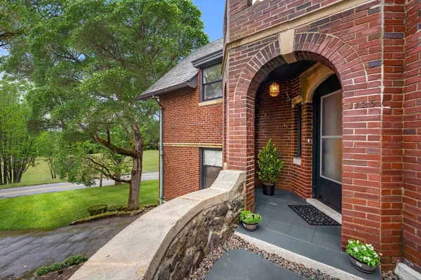 $2,650,000 | 1125 West Roxbury Parkway, Brookline, MA 02467