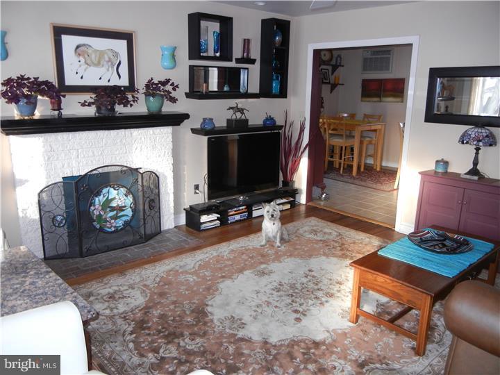 523 South Old Middletown Road Media, PA 19063 - Photo 3 of 25 Living Room