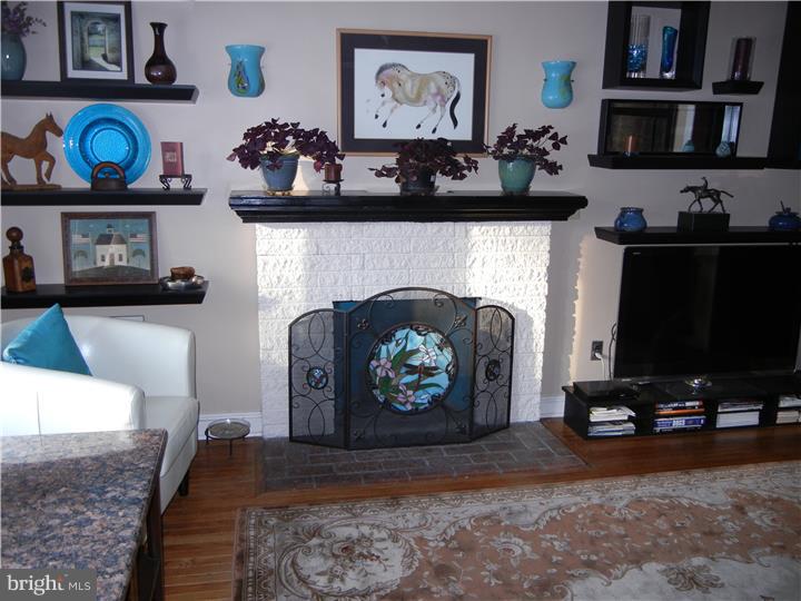 523 South Old Middletown Road Media, PA 19063 - Photo 21 of 25 Living Room