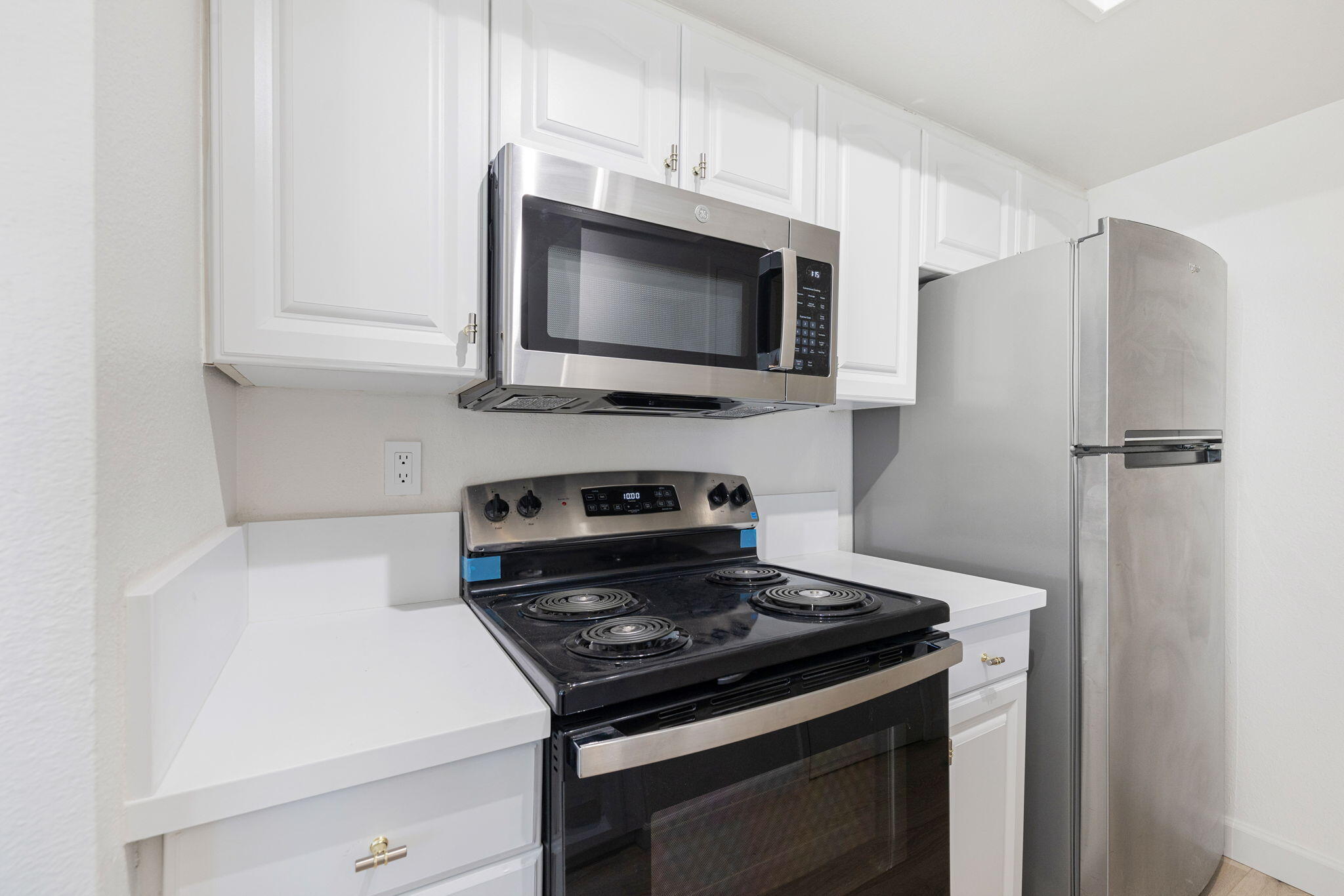 72644 Raven Road, Unit 2 Palm Desert, CA 92260 - Photo 6 of 21 a kitchen with a stove and a microwave