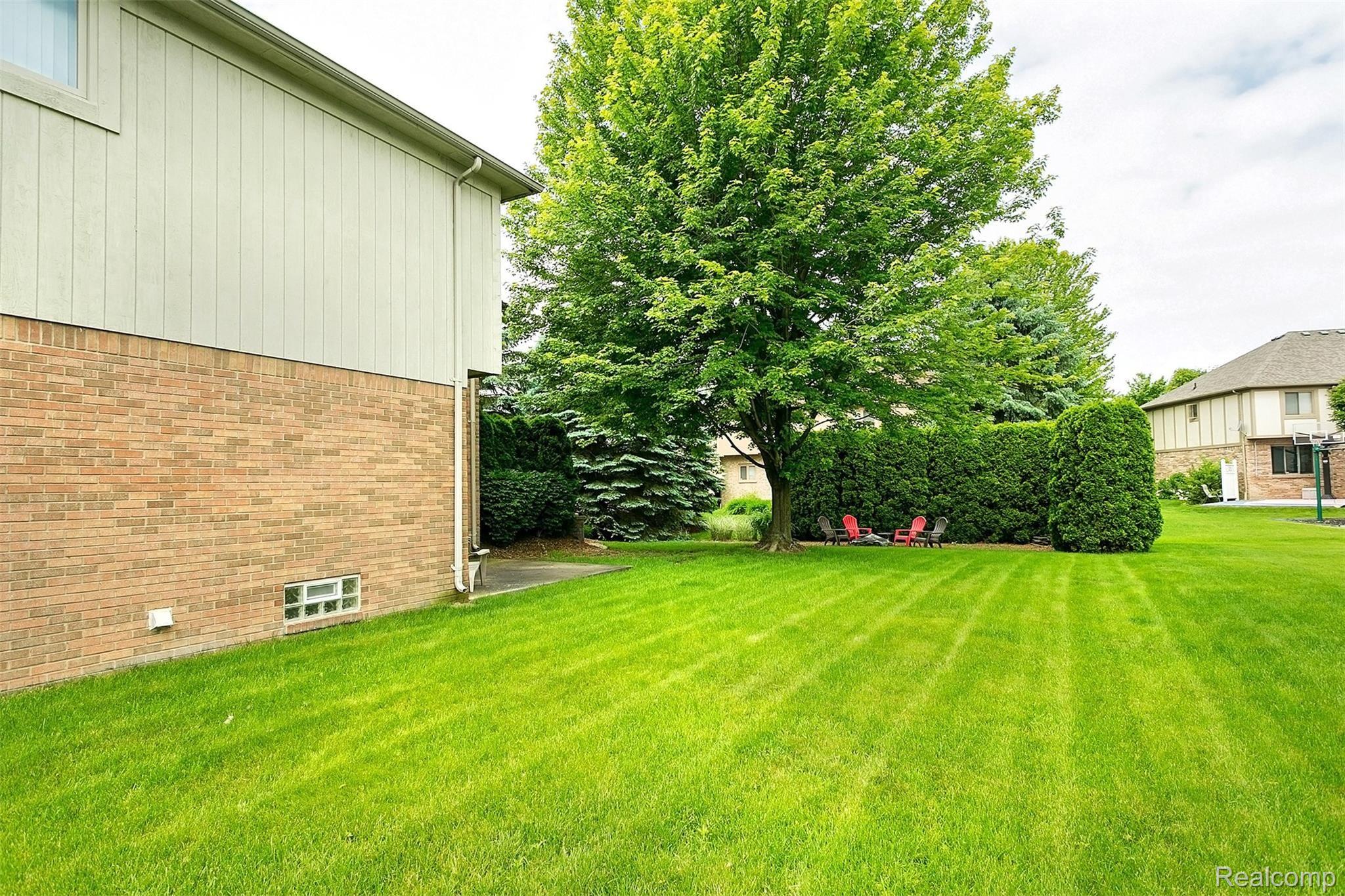 997 Norcross Drive Rochester, MI 48307 - Photo 43 of 45 Norcross_june-10.jpg
