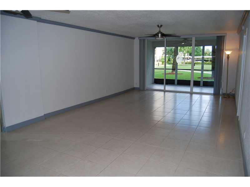 1627 Riverview Road, Unit 114 Deerfield Beach, FL 33441 - Photo 5 of 12 Living Room