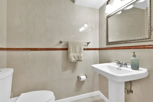 $4,900 | 2301 Collins Avenue, Unit 425, Miami Beach, FL 33139