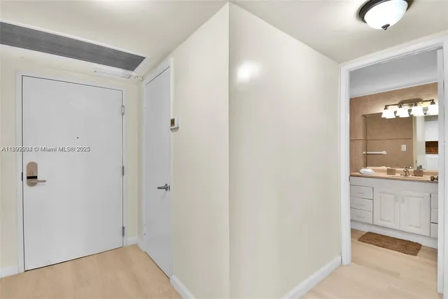 $4,900 | 2301 Collins Avenue, Unit 425, Miami Beach, FL 33139