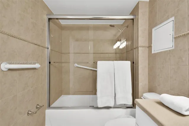 $4,900 | 2301 Collins Avenue, Unit 425, Miami Beach, FL 33139