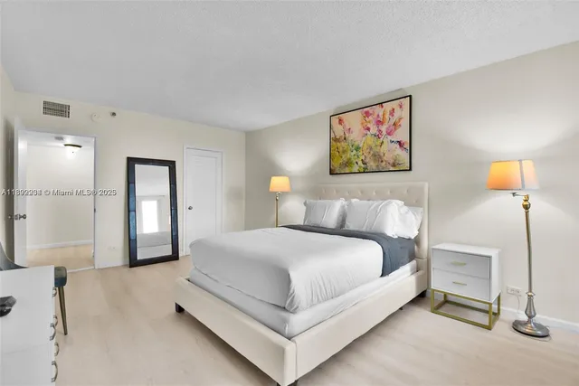 $4,900 | 2301 Collins Avenue, Unit 425, Miami Beach, FL 33139