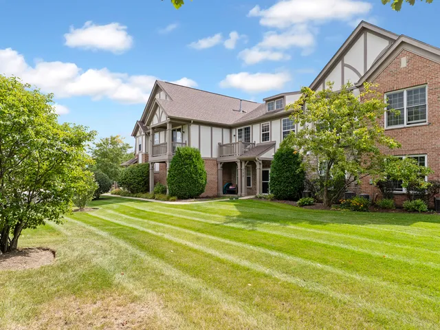 $319,900 | 880 June Terrace, Unit 270, Lake Zurich, IL 60047