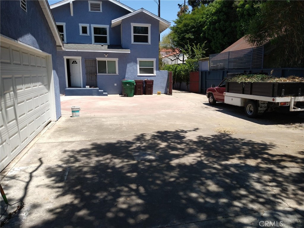 202 West 20th Street Santa Ana, CA 92706 - Photo 12 of 13 a view of a yard in front of house