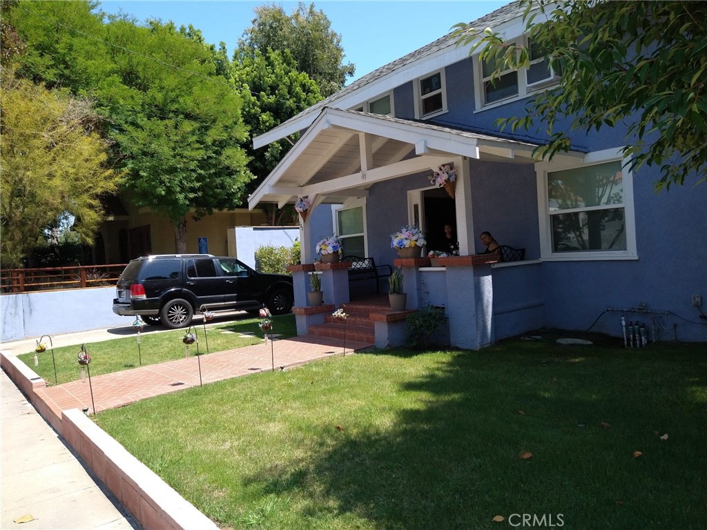 202 West 20th Street Santa Ana, CA 92706 - Photo 5 of 13 a front view of house with yard and outdoor seating