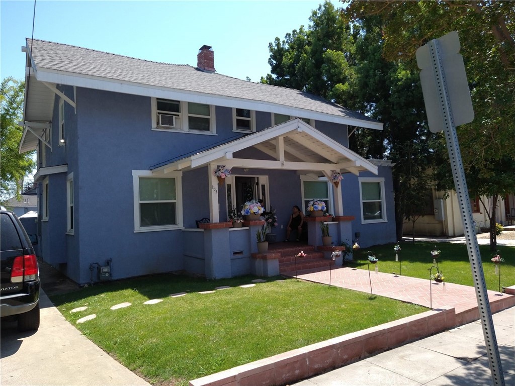 202 West 20th Street Santa Ana, CA 92706 - Photo 6 of 13 a front view of a house with garden
