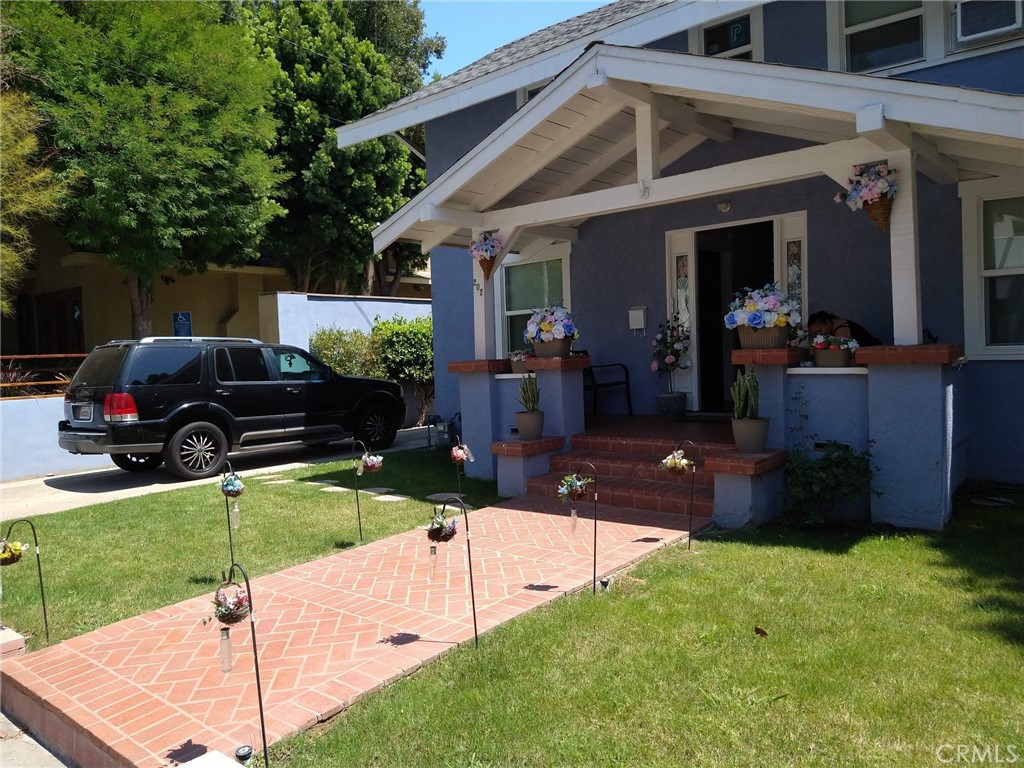 202 West 20th Street Santa Ana, CA 92706 - Photo 7 of 13 a view of a house and a back yard with a patio