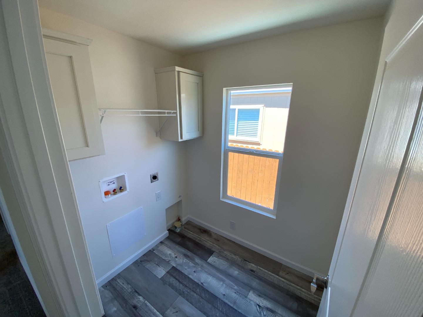 128 Pera Drive, Unit 128 Watsonville, CA 95076 - Photo 20 of 29 a room with window