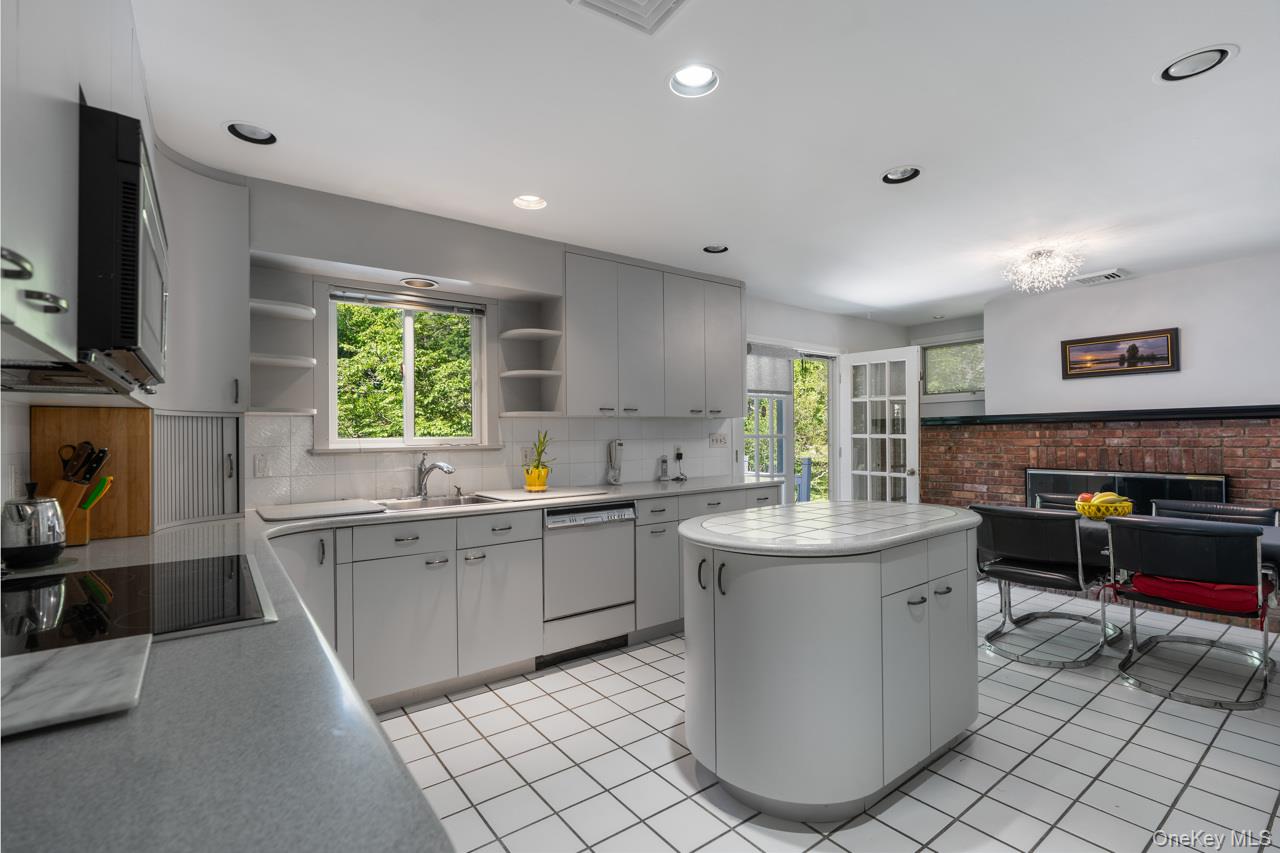 185 Taylor Road Mountainville, NY 10953 - Photo 20 of 47 Custom-designed European-style kitchen