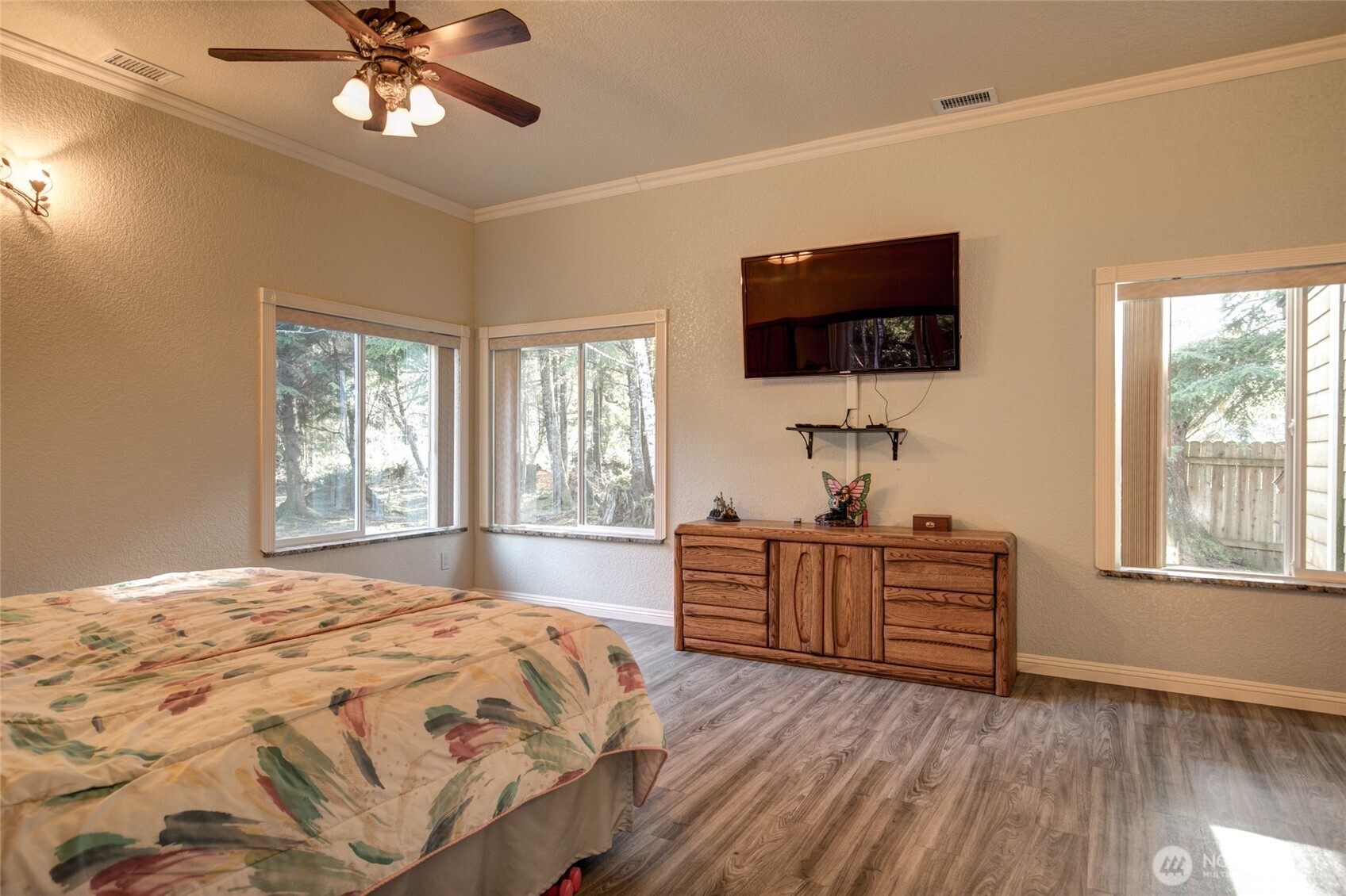 2695 State Route 109 Copalis Beach, WA 98535 - Photo 28 of 40 a bedroom with a bed and a flat screen tv
