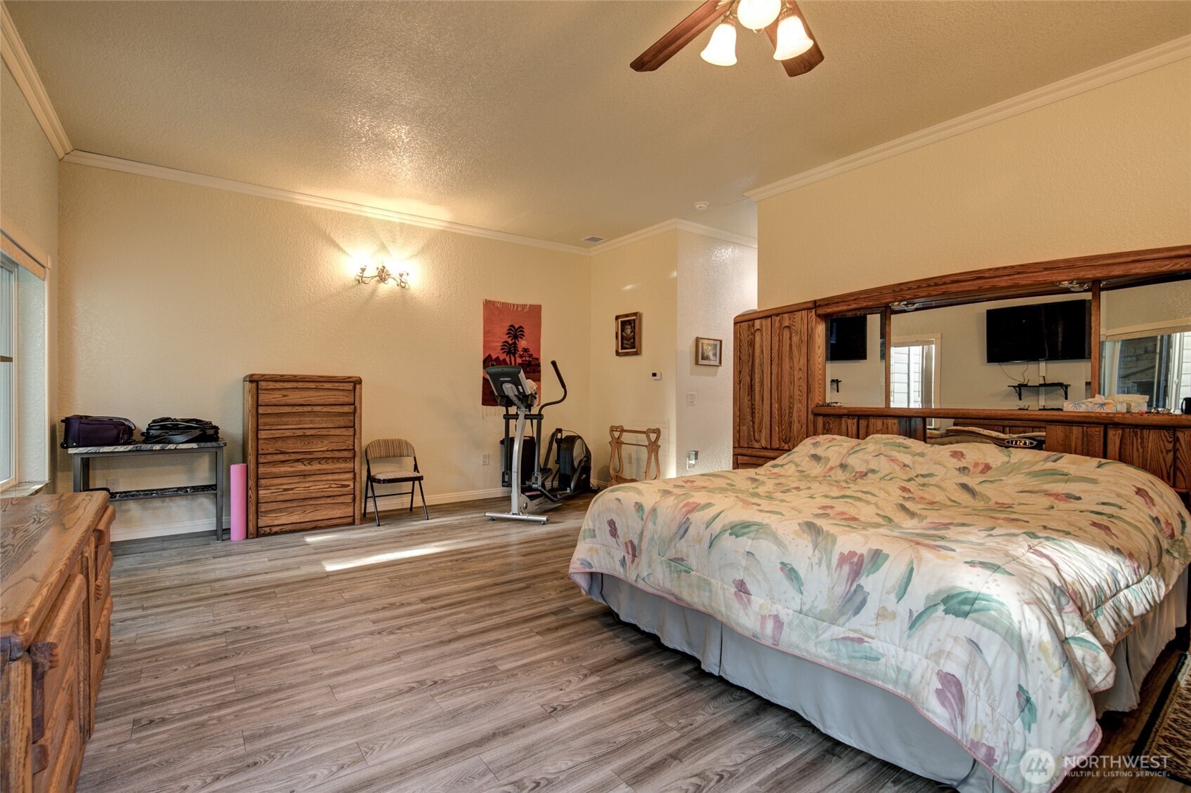 2695 State Route 109 Copalis Beach, WA 98535 - Photo 29 of 40 a bedroom with a bed and a television