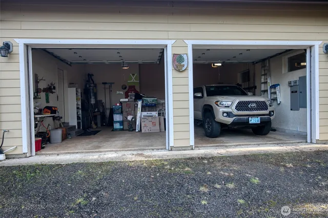 a view of a livingroom with furniture and a ceiling fan