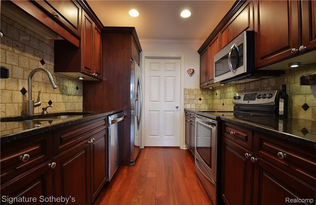 3575 Oakmonte Boulevard Rochester, MI 48306 - Photo 9 of 32 10 kitchen 5.JPG
