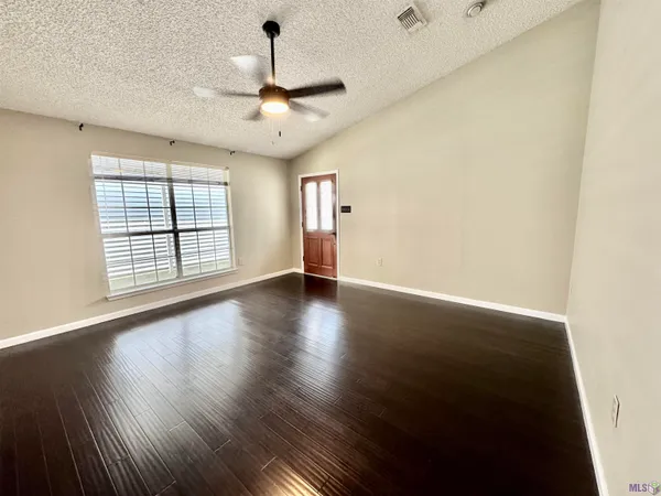 $2,050 | 10734 Erin Vale Avenue, Baton Rouge, LA 70810