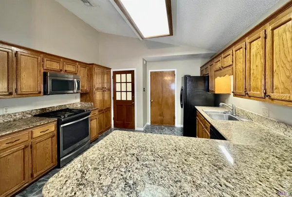 $2,050 | 10734 Erin Vale Avenue, Baton Rouge, LA 70810