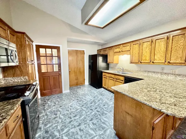 $2,050 | 10734 Erin Vale Avenue, Baton Rouge, LA 70810