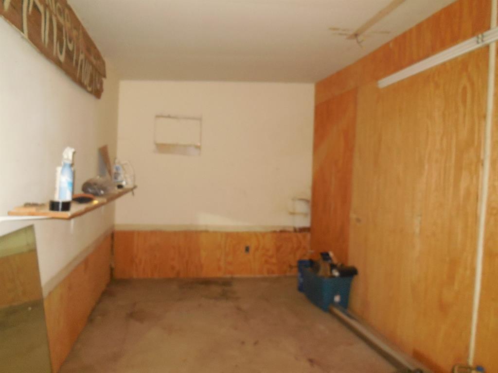 605 East Loop 254 Ranger, TX 76470 - Photo 4 of 21 a bathroom with a sink and a mirror