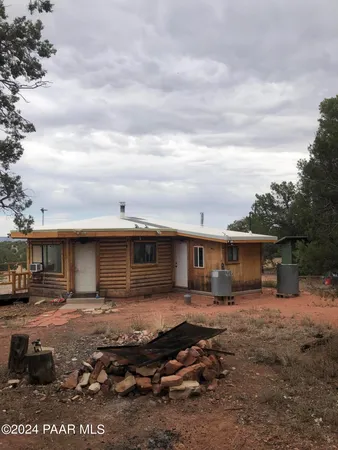 a view of a house with backyard