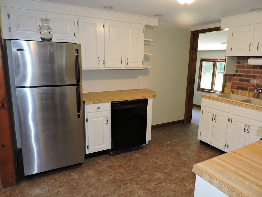 84 Manchonis Road Wilbraham, MA 01095 - Photo 4 of 16 Gallery Image 4