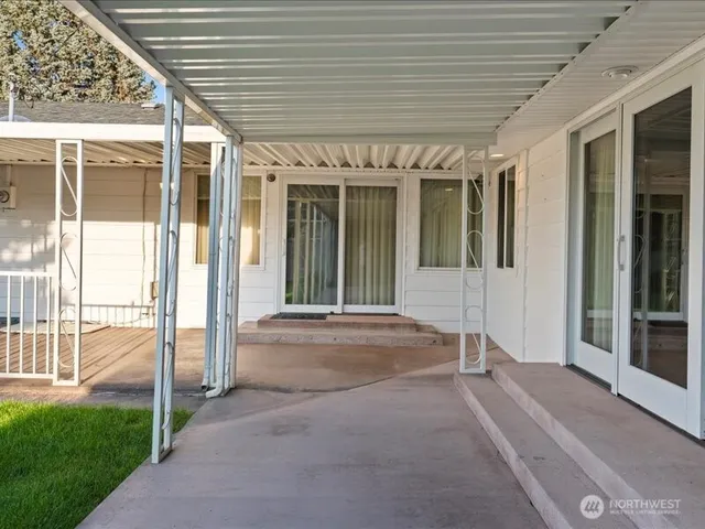 $320,000 | 422 South 8th Avenue, Othello, WA 99344