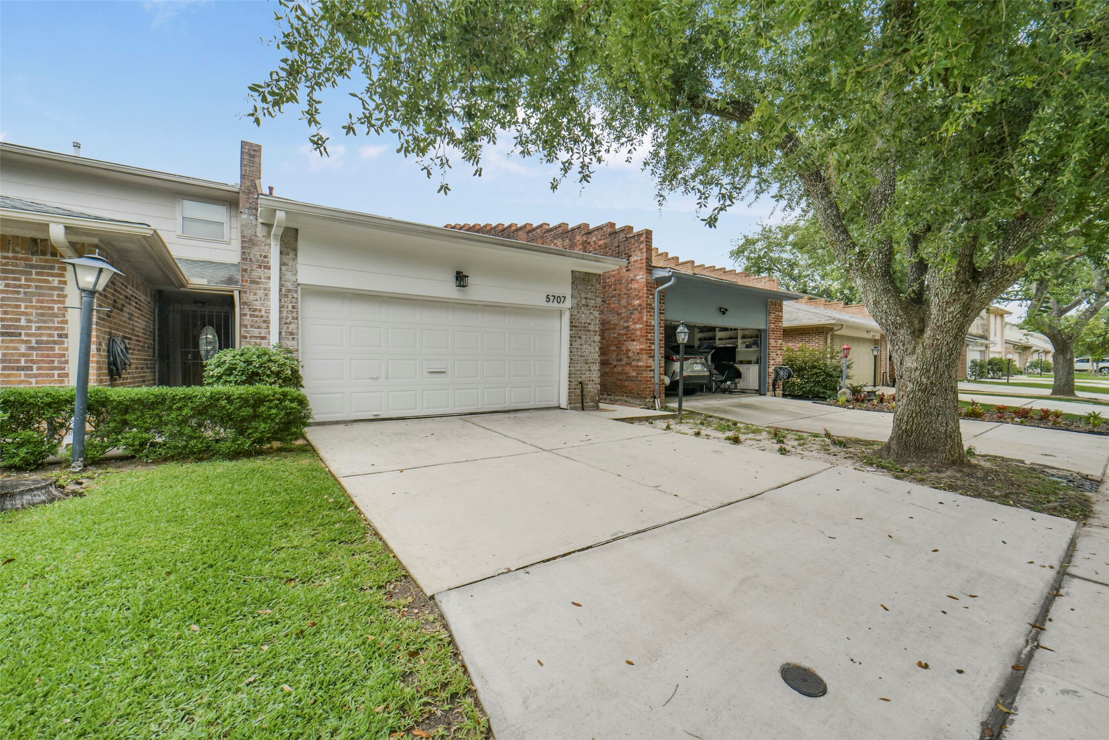 5707 Innsbruck Street Bellaire, TX 77401 - Photo 2 of 35 Location, location, location! This home is close to major areas, as well as, shopping, dining and entertainment.