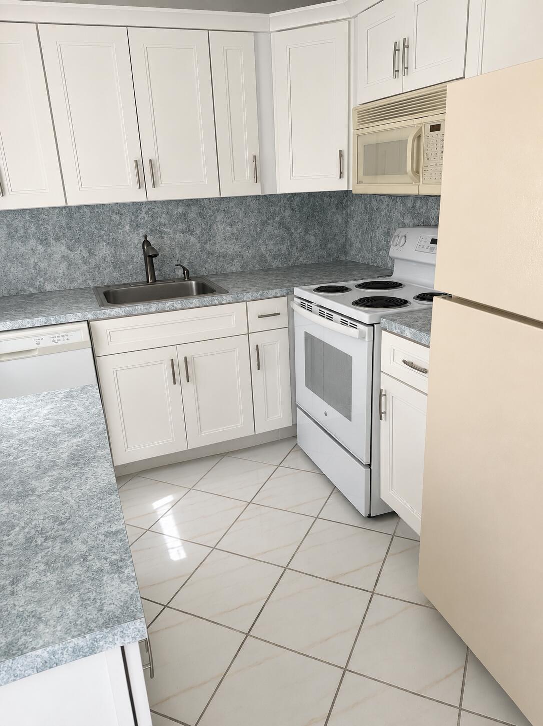305 Fanshaw H Boca Raton, FL 33434 - Photo 1 of 9 EB463D2F-4ECA-4EF6-B52C-F497A93A1A5D
