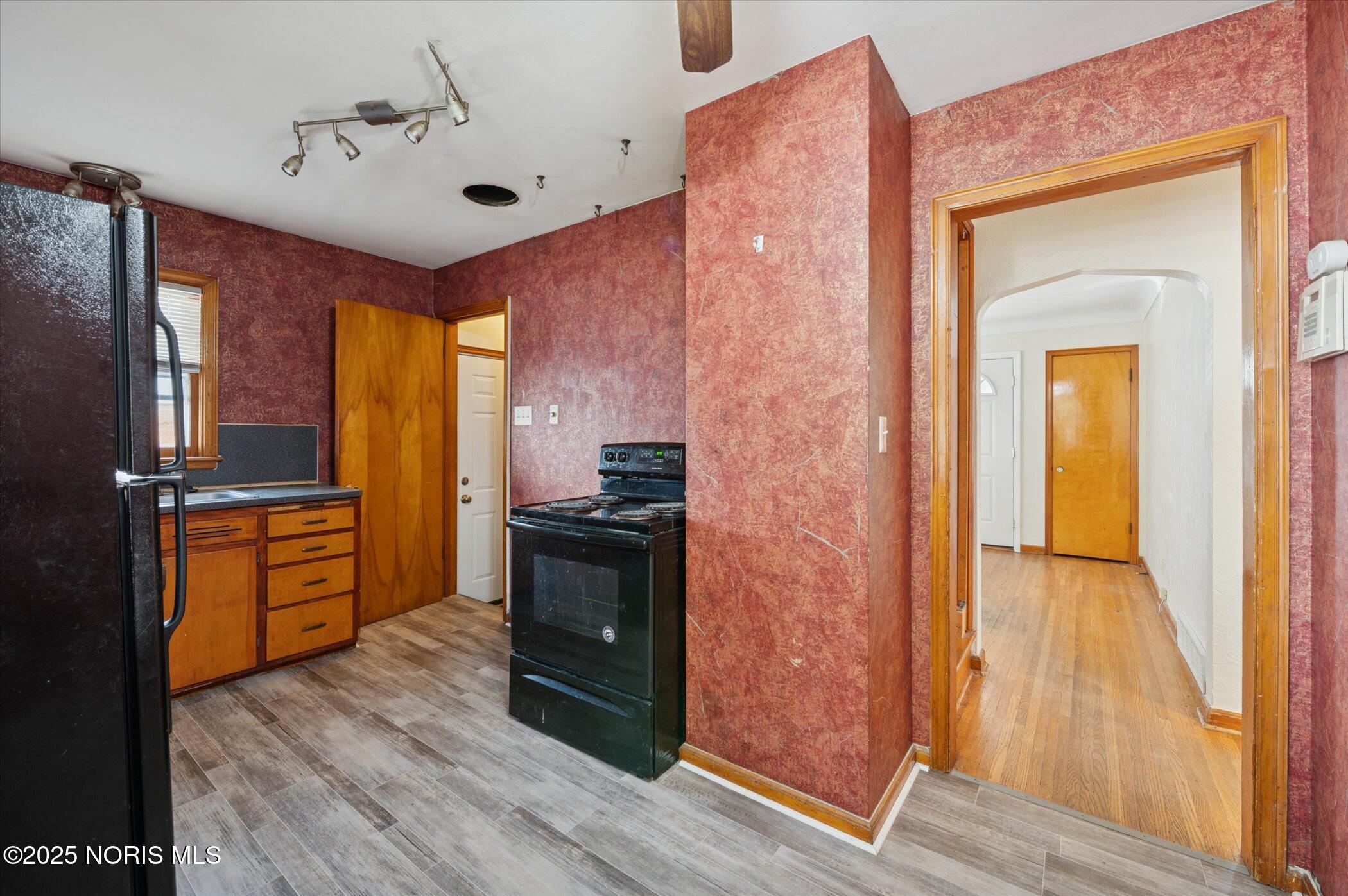 2666 Montebello Road Toledo, OH 43607 - Photo 11 of 36 13-2666-Montebello-Rd-Windowstill