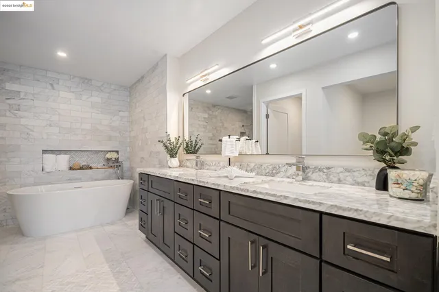 $1,599,000 | 218 The Knoll, Orinda, CA 94563