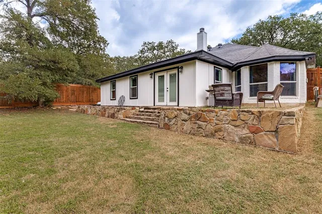 a view of a house with backyard and garden