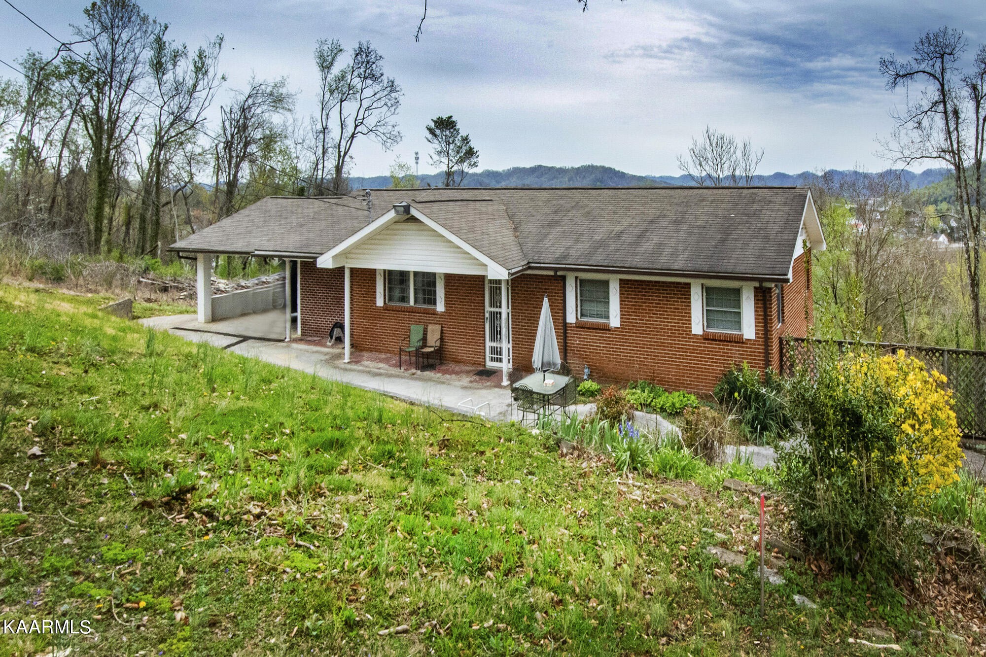 407 Pine Street Clinton, TN 37716 - Photo 1 of 27