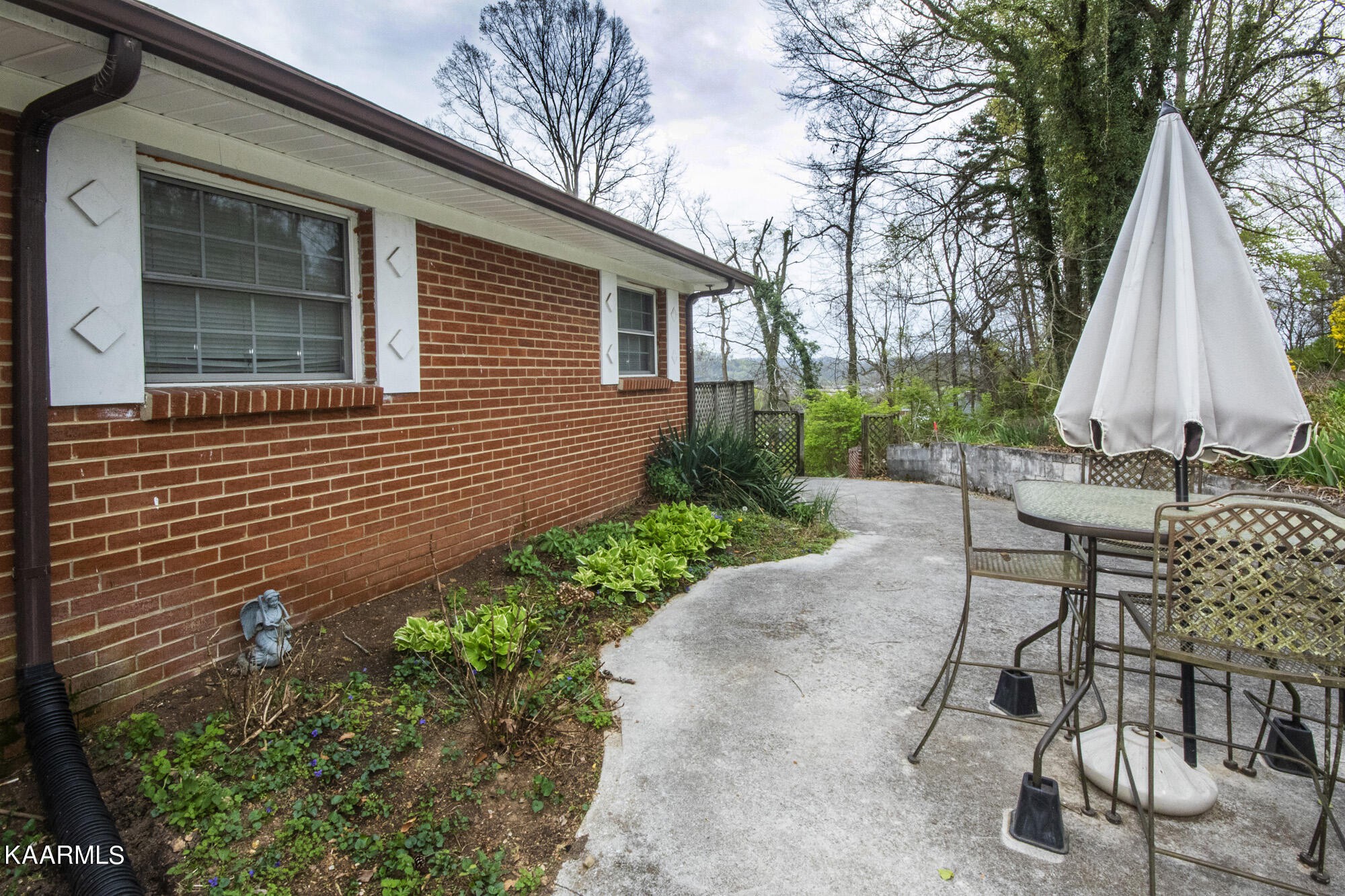 407 Pine Street Clinton, TN 37716 - Photo 2 of 27
