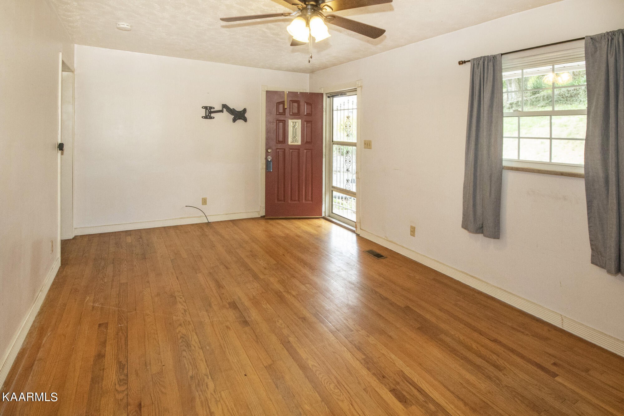 407 Pine Street Clinton, TN 37716 - Photo 4 of 27
