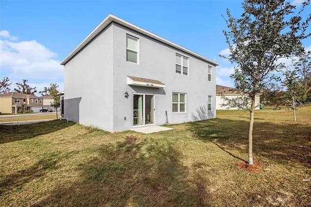 a view of a house with a yard