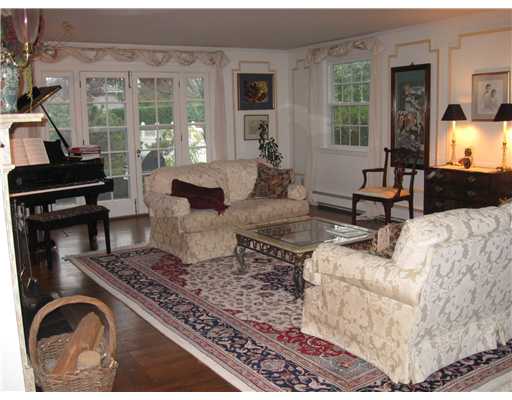 340 Rumstick Road Barrington, RI 02806 - Photo 4 of 12 Living Room.