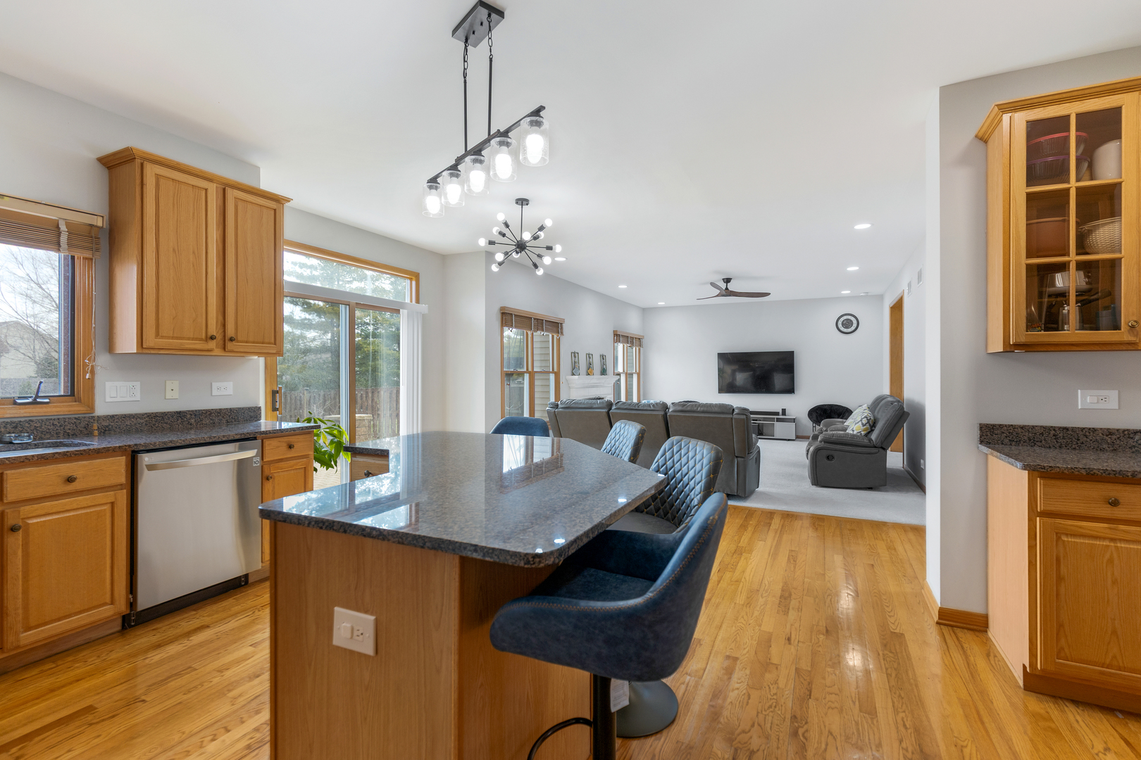 2052 Gardner Circle East Aurora, IL 60503 - Photo 4 of 26