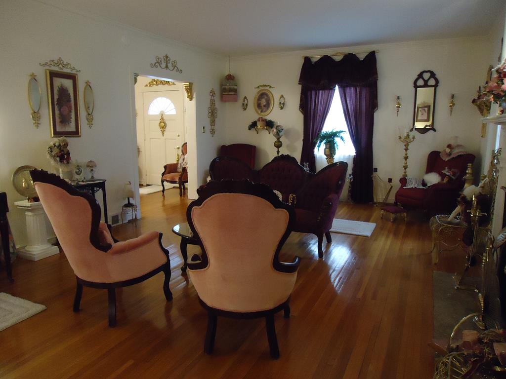 951 Riverside Drive Welch, WV 24801 - Photo 14 of 33 Living Room