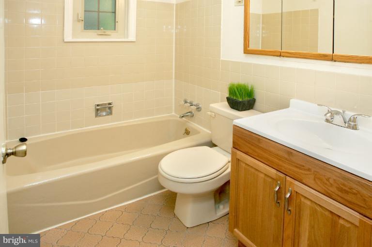 402 Ellsworth Drive Silver Spring, MD 20910 - Photo 22 of 23 Bath